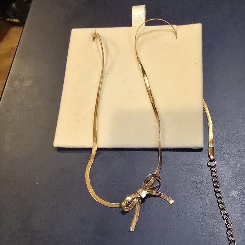 Elegant Gold Bow Necklace